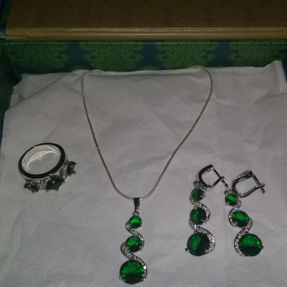 NEW *GORGEOUS SET Silver Emerald Green +FREE GIFTS